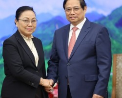 Thủ tướng Phạm Minh Chính chúc mừng đồng chí Khamphao Ernthavanh được bổ nhiệm làm Đại sứ Lào tại Việt Nam. (Ảnh: VGP)