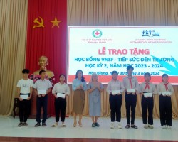 Bà Nguyễn Thị Huyền Trang – Chánh Văn phòng Liên hiệp các tổ chức hữu nghị tỉnh (đứng thứ 4 từ trái sang) trao học bổng cho học sinh có hoàn cảnh khó khăn trên địa bàn tỉnh