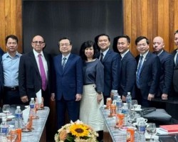 Minister of Construction Nguyen Thanh Nghi (C) and the Vietnamese delegation hold talks with  Cuban Minister of Construction Rene Mesa Villafana and Cuban construction units and businesses.