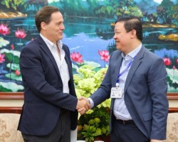 Vice President of the Viet Nam Union of Friendship Organizations Nguyen Ngoc Hung (right) and Jesus Lavina, Deputy Head of Cooperation Department, European Union Delegation to Vietnam (left). Photo: Dinh Hoa