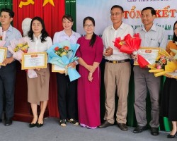 Ông Phạm Văn Ngây (ngồi phía trên bên trái) chúc Tết Tổng lãnh sự quán Campuchia