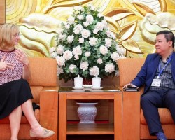Nguyen Ngoc Hung, Vice President of the Viet Nam Union of Friendship Organizations (R) received Caroline Glowka, Senior Manager Member Relations of the Global Coffee Platform, May 10 in  Hanoi. (Photo: Dinh Hoa)