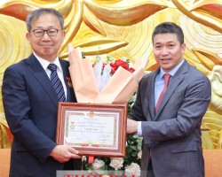Ông Phan Anh Sơn (bên phải), Chủ tịch Liên hiệp các tổ chức hữu nghị Việt Nam trao tặng Kỷ niệm chương “Vì hòa bình, hữu nghị giữa các dân tộc” cho Đại sứ Yamada Takio. (Ảnh: Đinh Hòa)