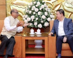 Ông Nguyễn Ngọc Hùng, Phó Chủ tịch Liên hiệp các tổ chức hữu nghị Việt Nam (phải) tiếp ông Pallab Sengupta, Chủ tịch Hội đồng Hòa bình thế giới. (Ảnh: Đinh Hòa)