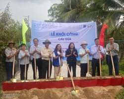 Các đại biểu thực hiện nghi thức khởi công Cầu Dừa, huyện Châu Thành A