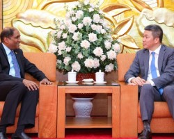 Ông Phan Anh Sơn, Chủ tịch Liên hiệp các tổ chức hữu nghị Việt Nam (phải) tiếp ông Jaya Ratnam, Đại sứ Đặc mệnh toàn quyền Cộng hòa Singapore tại Việt Nam, ngày 17/6 tại Hà Nội. (Ảnh: Đinh Hòa)