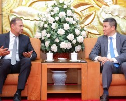 Phan Anh Son, President of the Viet Nam Union of Friendship Organizations (R) and Mohammed Ismaeil A. Dahlwy, Ambassador Extraordinary and Plenipotentiary of the Kingdom of Saudi Arabia in Viet Nam.