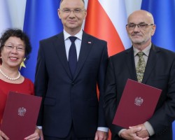 Giáo sư Quốc gia Nhữ-Tarnawska Hoa Kim Ngân chụp chung với Tổng thống Ba Lan, Andrzej Duda (từ trái sang).