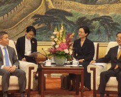 Vice chairman of Chinese People's Political Consultative Conference Zhou Qiang (right) receives President of the Viet Nam Union of Friendship Organizations Phan Anh Son.