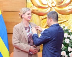 President of the Viet Nam Union of Friendship Organisations Phan Anh Son (R) presents “For peace and friendship among nations” insignia to Swedish Ambassador to Viet Nam Ann Mawe (Photo: VNA)