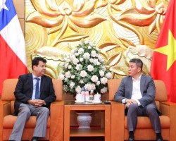 Ông Phan Anh Sơn, Chủ tịch Liên hiệp các tổ chức hữu nghị Việt Nam (phải) tiếp ông Sergio Narea, Đại sứ Đặc mệnh toàn quyền Cộng hòa Chile tại Việt Nam, ngày 22/7 tại Hà Nội. (Ảnh: Đinh Hòa)
