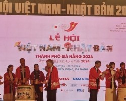 Các đại biểu thực hiện nghi thức đập rượu Sake truyền thống chính thức khai mạc Lễ hội Việt Nam - Nhật Bản. (Ảnh: danang.gov.vn)