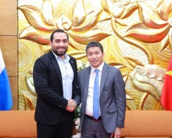 Phan Anh Son, President of the Viet Nam Union of Friendship Organizations (R) received Mario José Armengol Campos, Ambassador Extraordinary and Plenipotentiary of the Republic of Nicaragua to Vietnam