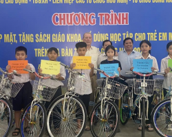 Đại biểu thực hiện nghi thức khởi động dự án xây dựng phòng học và khu nhà vệ sinh Trường Tiểu học và THCS Phương Ninh, huyện Phụng Hiệp.