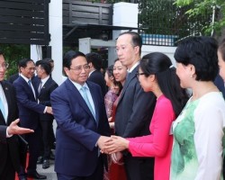 Thủ tướng Phạm Minh Chính thăm và trò chuyện với cán bộ, nhân viên Đại sứ quán và bà con kiều bào tại Ấn Độ. (Ảnh: Báo Tiền phong)