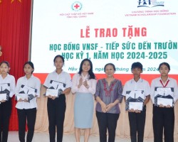 Các địa biểu thực hiện nghi thức cắt băng khánh thành cầu Vị Xuân,  phường VII, thành phố Vị Thanh.