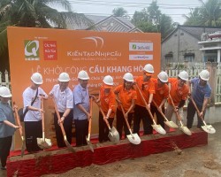 Các đại biểu thực hiện nghi thức Lễ khởi công cầu Khang Hoà, TT Rạch Gòi, huyện Châu Thành A.