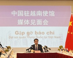 Ông Phan Anh Sơn, Chủ tịch VUFO (giữa) tiếp đoàn Cựu chiến binh vì hòa bình VFP, ngày 14/10 tại Hà Nội (Ảnh: Đinh Hòa).