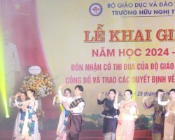 Một tiết mục văn nghệ của lưu học sinh Lào tại buổi lễ.