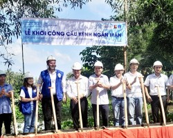 Delegates performed the groundbreaking ceremony Kenh Ngan Man bridge , Luong Tam commune, Long Mỹ district.