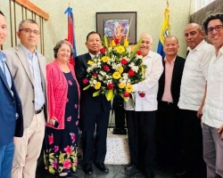 Đoàn Đại sứ quán và các cơ quan đại diện Việt Nam tại Venezuela tặng hoa chúc mừng Đại sứ quán Cuba nhân dịp kỷ niệm 66 năm Quốc khánh Cộng hòa Cuba (1/1/1959-1/1/2025).