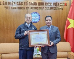 Ông Nguyễn Ngọc Hùng, Phó Chủ tịch Liên hiệp các tổ chức hữu nghị Việt Nam (bên phải) trao bằng khen cho Đại diện Tổ chức Buddhist Compassion Relief Tzu Chi Foundation (Ảnh: Ngọc Anh)