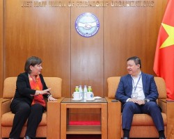Nguyen Ngoc Hung, Vice President of the Viet Nam Union of Friendship Organizations (VUFO), received and worked with Claire Lachance, President and CEO of ReSurge International (USA), on February 11 in Hanoi. (Photo: Dinh Hoa)