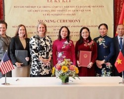 The signing ceremony of the Memorandum of Understanding on Cultural and People-to-People Cooperation between Vietnam’s Ministry of Culture, Sports and Tourism and the U.S. Department of State in Washington D.C. (Photo: VNA)