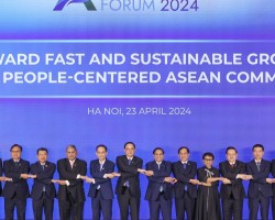 Thủ tướng Phạm Minh Chính và Thủ tướng Lào Sonexay Siphandone cùng trưởng đoàn các nước ASEAN tham dự Diễn đàn Tương lai ASEAN 2024. (Ảnh: Báo Chính phủ)