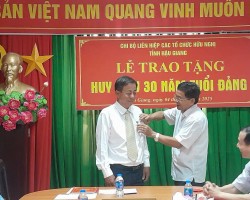 Đồng chí Nguyễn Văn Nhân – Bí thư Chi bộ Liên hiệp các tổ chức hữu nghị tỉnh Hậu Giang trao tặng huy hiệu 30 năm tuổi Đảng cho đồng chí Nguyễn Văn Xây