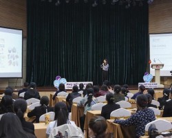 More than 100 women listened to doctors share insights on common endocrine disorders at the seminar. (Photo: Dinh Hoa)