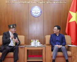 Dong Huy Cuong, Vice President of the Viet Nam Union of Friendship Organizations (R) received Tim Peter, Vice President of VWF, on March 21 in Hanoi. (Photo: Dinh Hoa)