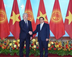 Thủ tướng Phạm Minh Chính (bên phải) và Thủ tướng Kyrgyzstan Adylbek Kasimalyev.