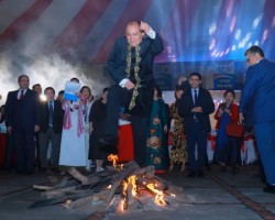 Đại sứ Kazakhstan tham gia nghi lễ nhảy lửa tại Lễ hội Novruz 2024. Ảnh: Hoàng Yến