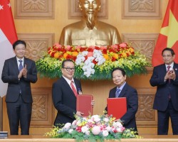 Các bạn sinh viên Nga hào hứng trải nghiệm in tranh Đồng Hồ.