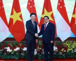 Thủ tướng Phạm Minh Chính và Thủ tướng Singapore Lawrence Wong chụp ảnh chung trước hội đàm. (Ảnh: Dương Giang/TTXVN)