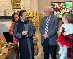 Nghệ nhân Nguyễn Ngọc Tuấn giới thiệu thương hiệu "Song Hỉ Trà" với những người bạn quốc tế.