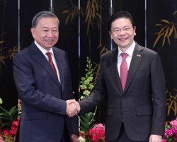 Tổng Bí thư Tô Lâm và Thủ tướng Singapore Lawrence Wong tại cuộc gặp gỡ và phát biểu với báo chí. (Ảnh: Thống Nhất/TTXVN)