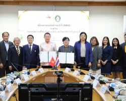 The signing ceremony of a Vietnamese language training cooperation agreement between the Center for Vietnamese Studies under Udon Thani Rajabhat University and the Thailand-Vietnam Friendship Association. (Photo: Mai Xuan Hung)