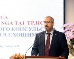 TSKH. Nghiêm Vũ Khải (đứng thứ 2 từ trái sang) cùng giáo viên, bạn bè trong thời gian học tại Baku. (Ảnh: NVCC)