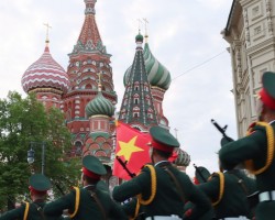 TSKH. Nghiêm Vũ Khải (đứng thứ 2 từ trái sang) cùng giáo viên, bạn bè trong thời gian học tại Baku. (Ảnh: NVCC)