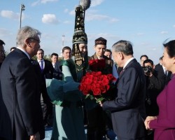 TSKH. Nghiêm Vũ Khải (đứng thứ 2 từ trái sang) cùng giáo viên, bạn bè trong thời gian học tại Baku. (Ảnh: NVCC)