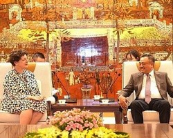 Chủ tịch UBND thành phố Hà Nội Trần Sỹ Thanh tiếp Đại sứ Đức Helga Margarete Barth. (Ảnh: Hanoi.gov.vn)