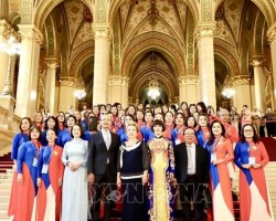 Đại biểu chụp ảnh lưu niệm