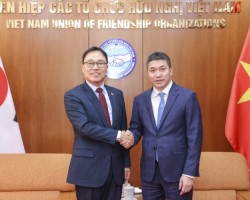 Chủ tịch Liên hiệp các tổ chức hữu nghị Việt Nam Phan Anh Sơn (bên phải) tiếp và làm việc với Đại sứ Hàn Quốc tại Việt Nam Choi Young Sam. (Ảnh: Đinh Hòa)