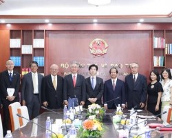 Bộ trưởng Nguyễn Kim Sơn (thứ 6 từ phải sang) và ông Takebe Tsutomu (thứ 5 từ trái sang) cùng thành viên hai bên. (Ảnh: Bộ Giáo dục và Đào tạo)