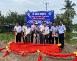 Các đại biểu thực hiện nghi thức khởi công.