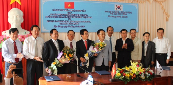 Signing Ceremony of Cooperative Agreement between Phung Hiep and Gangjin-gun district