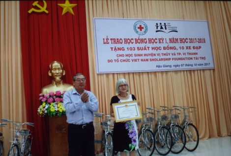 VNSF granted scholarships for students in Vi Thuy district and Vi Thanh city