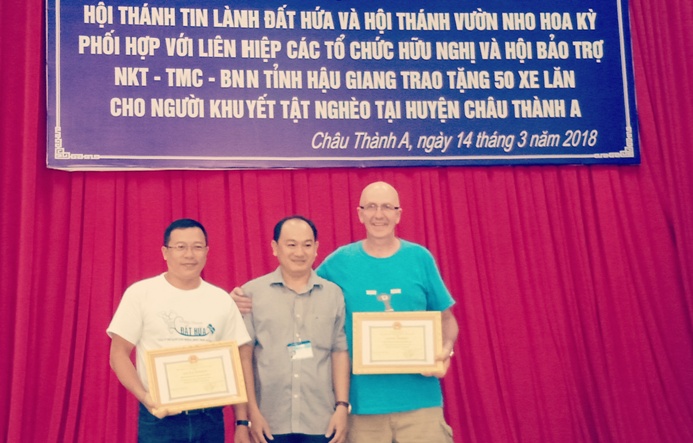 Ông Trần Thanh Lâm (đứng giữa) và hai đại diện nhà tài trợ
